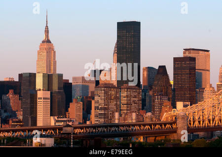 Stati Uniti d'America, New York, Queensboro Bridge, skyline di Manhattan vista dal Queens - illuminato all'alba. Viste del Queensboro Bridge fro Foto Stock