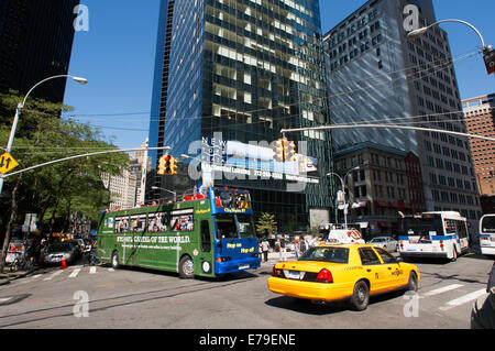 Il quartiere finanziario della città di New York New York. Grattacieli del centro finanziario. Un paio di passeggiate verso il basso Coenties Alley Street. Incontra il Distretto Finanziario di Manhattan inferiore per i maggiori istituti finanziari nella città. Il suo grande simbolo sono state le torri gemelle del World Trade Center fino alla sua distruzione avvenuta nel 2001. Fu in questo quartiere dove New York è nato nel XVII secolo sotto il nome di New Amsterdam. Foto Stock