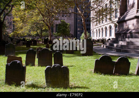 Chiesa della Trinità cimitero. 11 Wall Street carreggiata angolo di Wall St. nord cimitero della Chiesa della Trinità di Broadway a New York City. Le tombe più antiche risalgono alla fine del XVII secolo. Questo neo-gotica chiesa episcopale è stato costruito nel 1846 da Richard Upjohn. Si tratta di una delle più antiche parrocchie Anglicane nel paese quando è stato costruito ed è diventato il più grande edificio del luogo con i suoi 85 metri di altezza. Sul retro è il cimitero dove alcuni famosi i newyorkesi sono sepolti. Nel web le pianificazioni di report alcuni concerti gospel e corsi di vario. Foto Stock