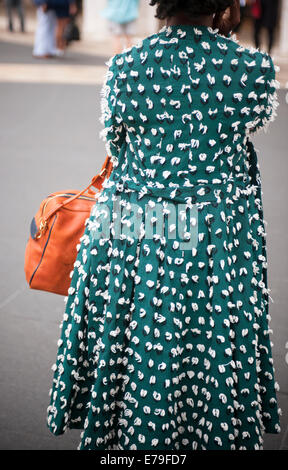 Fashionistas arrivare al di fuori di della molla 2015 Fashion Week mostra al Lincoln Center di New York Foto Stock