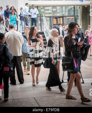 Fashionistas arrivare al di fuori di della molla 2015 Fashion Week mostra al Lincoln Center di New York Foto Stock