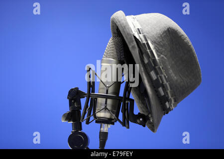 Trilby hat sul supporto del microfono in studio Foto Stock