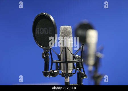 Trilby hat sul supporto del microfono in studio Foto Stock