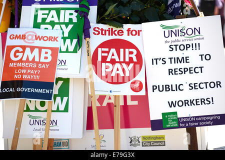 Schede di protesta per unisono e GMB Foto Stock