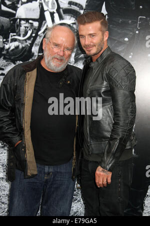 New York, Stati Uniti d'America. Il 9 settembre, 2014. Fotografo PETER LINDBERGH E DAVID BECKHAM posa per foto al 'Belstaff: Off Road David Beckham" libro firma e cocktail reception tenuto a Belstaff House. Credito: Nancy Kaszerman/ZUMA filo/Alamy Live News Foto Stock