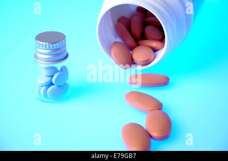 Medicina di prescrizione in bottiglia su sfondo blu Foto Stock