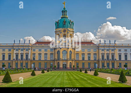 Schloss Charlottenburg (Palazzo di Charlottenburg) con giardino a Berlino. È il più grande palazzo e l'unico superstite royal resi Foto Stock