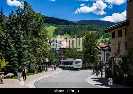 Scena di strada a Vail Colorado guardando verso il picco d'Oro Foto Stock