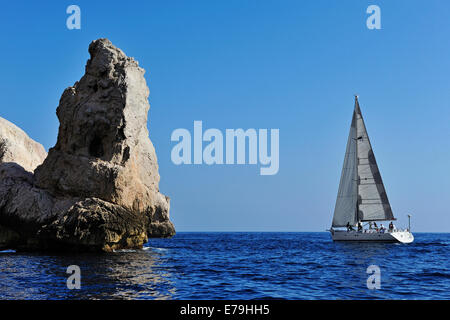 Vela - barca a vela sulle rocce dell'isola di Riou nel Mar Mediterraneo, Marsiglia, Francia, Europa Foto Stock
