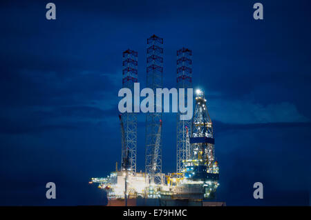 Piattaforma petrolifera in mare di notte Foto Stock