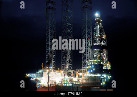 Off shore oil rig di notte Foto Stock