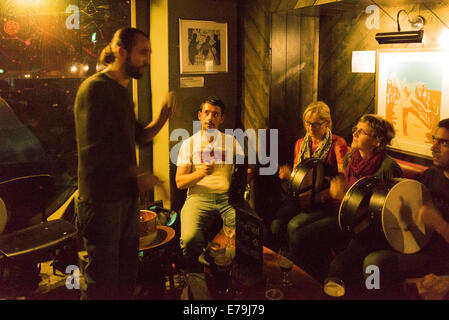 Irish Bodhran lezione drumming lezione in presenza di sporco Onion Pub di Belfast, 12.8.2014 Foto Stock