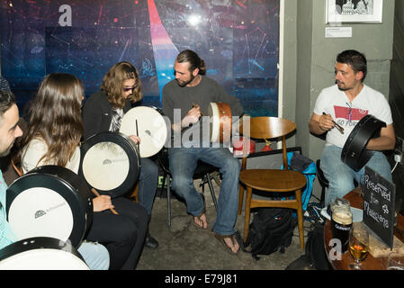 Irish Bodhran lezione drumming lezione in presenza di sporco Onion Pub di Belfast, 12.8.2014 Foto Stock