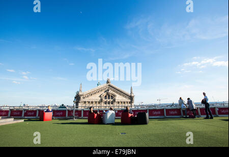 Un gruppo di persone sulla terrazza delle Galeries Lafayette Foto Stock