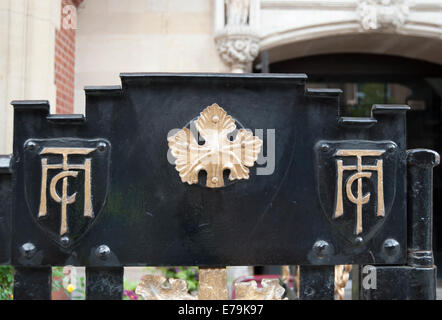 La decorazione esterna alla chiesa della Santa Trinità, architetto Giovanni dando sedding, Sloane Square a Chelsea, Londra, Inghilterra Foto Stock