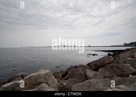 Una vista da Weymouth guardando attraverso un mare calmo verso Portland Bill Foto Stock