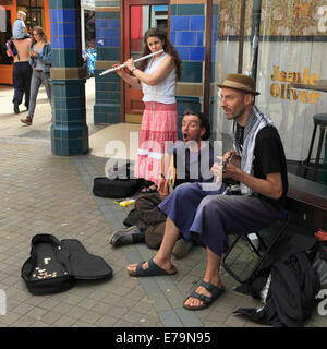 Un gruppo di artisti di strada nel centro città di Norwich, Inghilterra, Regno Unito. Foto Stock