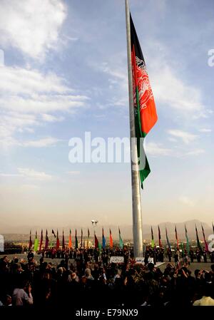 A Kabul, Afghanistan. Decimo Sep, 2014. Le persone che frequentano una bandiera cerimonia di sollevamento a Kabul, in Afghanistan il 7 settembre 10, 2014. Il Presidente afgano Hamid Karzai e indiano degli Affari esterni Ministro Sushma Swaraj mercoledì issata una India-fatta l'Afghanistan bandiera nazionale con 87 metri di lunghezza e 30 metri di larghezza durante la cerimonia. Credito: Ahmad Massoud/Xinhua/Alamy Live News Foto Stock