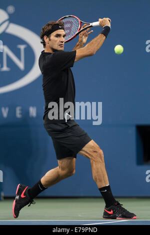 Flushing Meadows, NY, STATI UNITI D'AMERICA. Il 29 agosto, 2014. Roger Federer (SUI) nel secondo round azione a US Open Tennis Championships. Foto Stock