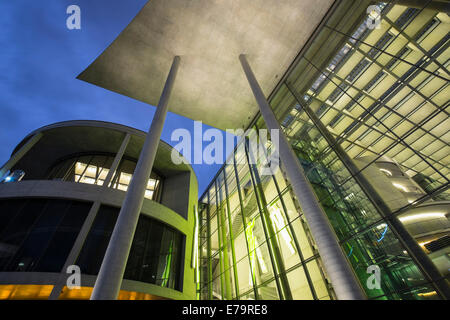 Paul Lobe Haus edificio degli uffici governativi parte del Bundestag a notte a Berlino Germania Foto Stock