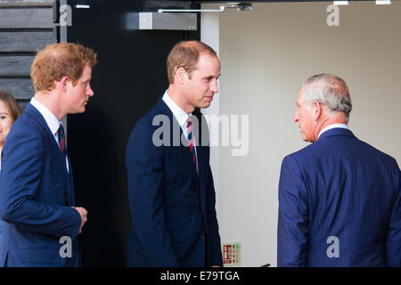 Queen Elizabeth Olympic Park, London, Regno Unito. Decimo Sep, 2014. Principi William e Harry salutare il loro padre il Principe Carlo come egli arriva alla cerimonia di apertura dei Giochi Invictus, dove oltre 400 concorrenti provenienti da 13 nazioni di prendere parte ad un evento sportivo internazionale per i feriti, feriti e malati di militari e le donne. Credito: Paolo Davey/Alamy Live News Foto Stock