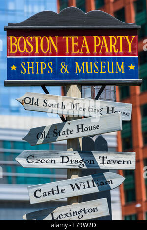 Uno dei segni di direzione presso il Boston Tea Party Museum sul lungomare di Boston, Massachusetts - Stati Uniti d'America. Foto Stock