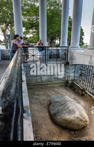 Plymouth Rock Portico contenente la Plymouth Rock, la pietra sulla quale il Mayflower pellegrini sbarcarono nel 1620. Massachusett Foto Stock