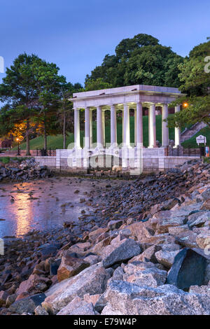 Il monumento contenente la Plymouth Rock, la pietra sulla quale il Mayflower pellegrini sbarcarono nel 1620. Massachusetts - Stati Uniti d'America. Foto Stock