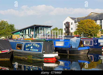 Narrowboats nel ponte Apperley Marina, sul Leeds e Liverpool canal, tra Bingley e Leeds, West Yorkshire, Inghilterra, Regno Unito Foto Stock