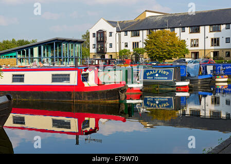 Narrowboats nel ponte Apperley Marina, sul Leeds e Liverpool canal, tra Bingley e Leeds, West Yorkshire, Inghilterra, Regno Unito Foto Stock