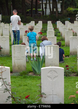 I genitori dei bambini visitare il cimitero di guerra Oosterbeek. il cimitero contiene i caduti della battaglia di Arnhem Foto Stock