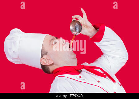 Lo Chef la degustazione del cibo dalla siviera Foto Stock