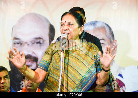 Ahmedabad, Gujarat, India. 10 Settembre, 2014. Chief Minister Anandi Patel dice per i prossimi 50 anni, nessuno è in grado di montare in PM Shri Narendra Modi's calzature,durante l evento in Maninagar,Ahmedabad, India. Credito: Nisarg Lakhmani/Alamy Live News Foto Stock