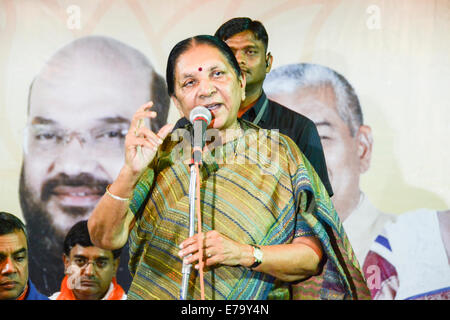 Ahmedabad, Gujarat, India. 10 Settembre, 2014. Chief Minister Anandi Patel dice per i prossimi 50 anni, nessuno è in grado di montare in PM Shri Narendra Modi's calzature,durante l evento in Maninagar,Ahmedabad, India. Credito: Nisarg Lakhmani/Alamy Live News Foto Stock