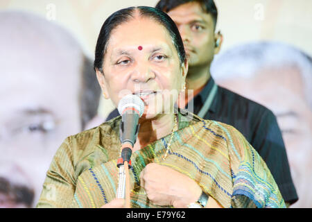 Ahmedabad, Gujarat, India. 10 Settembre, 2014. Chief Minister Anandi Patel dice per i prossimi 50 anni, nessuno è in grado di montare in PM Shri Narendra Modi's calzature,durante l evento in Maninagar,Ahmedabad, India. Credito: Nisarg Lakhmani/Alamy Live News Foto Stock