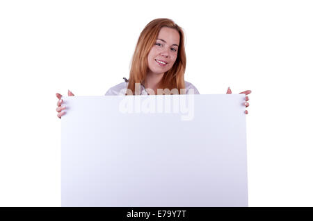 Bella giovane donna sorridente holding e mostrando un grande bianco Cartoncino pubblicitario. Isolato su bianco Foto Stock