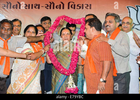 Ahmedabad, Gujarat, India. 10 Settembre, 2014. Chief Minister Anandi Patel dice per i prossimi 50 anni, nessuno è in grado di montare in PM Shri Narendra Modi's calzature,durante l evento in Maninagar,Ahmedabad, India. Credito: Nisarg Lakhmani/Alamy Live News Foto Stock