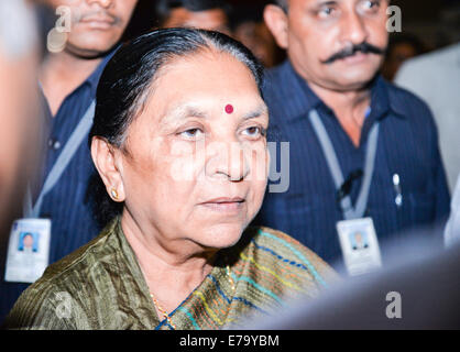 Ahmedabad, Gujarat, India. 10 Settembre, 2014. Chief Minister Anandi Patel dice per i prossimi 50 anni, nessuno è in grado di montare in PM Shri Narendra Modi's calzature,durante l evento in Maninagar,Ahmedabad, India. Credito: Nisarg Lakhmani/Alamy Live News Foto Stock