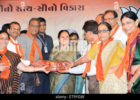 Ahmedabad, Gujarat, India. 10 Settembre, 2014. Chief Minister Anandi Patel dice per i prossimi 50 anni, nessuno è in grado di montare in PM Shri Narendra Modi's calzature,durante l evento in Maninagar,Ahmedabad, India. Credito: Nisarg Lakhmani/Alamy Live News Foto Stock