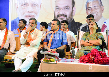 Ahmedabad, Gujarat, India. 10 Settembre, 2014. Chief Minister Anandi Patel dice per i prossimi 50 anni, nessuno è in grado di montare in PM Shri Narendra Modi's calzature,durante l evento in Maninagar,Ahmedabad, India. Credito: Nisarg Lakhmani/Alamy Live News Foto Stock