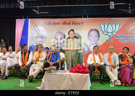 Ahmedabad, Gujarat, India. 10 Settembre, 2014. Chief Minister Anandi Patel dice per i prossimi 50 anni, nessuno è in grado di montare in PM Shri Narendra Modi's calzature,durante l evento in Maninagar,Ahmedabad, India. Credito: Nisarg Lakhmani/Alamy Live News Foto Stock