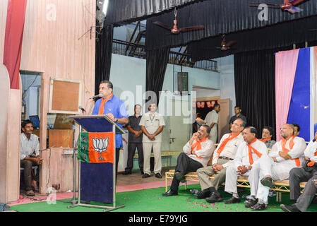 Ahmedabad, Gujarat, India. 10 Settembre, 2014. Chief Minister Anandi Patel dice per i prossimi 50 anni, nessuno è in grado di montare in PM Shri Narendra Modi's calzature,durante l evento in Maninagar,Ahmedabad, India. Credito: Nisarg Lakhmani/Alamy Live News Foto Stock