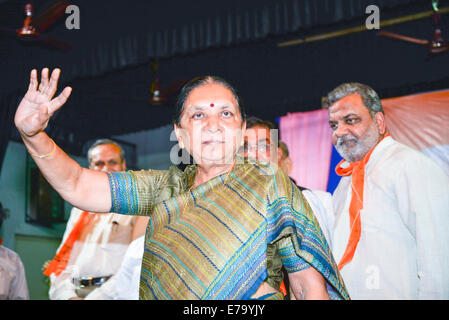 Ahmedabad, Gujarat, India. 10 Settembre, 2014. Chief Minister Anandi Patel dice per i prossimi 50 anni, nessuno è in grado di montare in PM Shri Narendra Modi's calzature,durante l evento in Maninagar,Ahmedabad, India. Credito: Nisarg Lakhmani/Alamy Live News Foto Stock