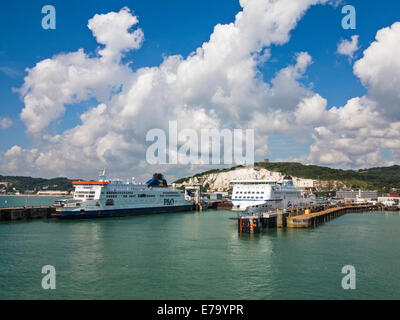 The UK port of Dover, on a summer's day, with the White Cliffs and Dover Castle in the background Foto Stock