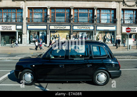 Taxi conducente e passeggero in un Black Cab su Princes Street Edinburgh Foto Stock