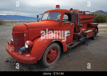 Il vecchio motore fire, tubo da stufa di pozzi, Parco Nazionale della Valle della Morte, Deserto Mojave, CALIFORNIA, STATI UNITI D'AMERICA Foto Stock