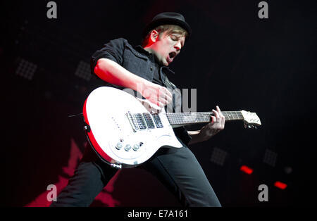 Fall Out Boy eseguire per un sold-out folla presso Heineken Music Hall dotata di: Patrick Stump,Fall Out Boy dove: Amsterdam, Paesi Bassi Quando: 08 Mar 2014 Foto Stock