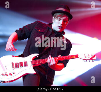 Fall Out Boy eseguire per un sold-out folla presso Heineken Music Hall dotata di: Fall Out Boy dove: Amsterdam, Paesi Bassi Quando: 08 Mar 2014 Foto Stock