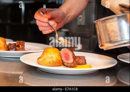 Brighton, East Sussex, Regno Unito. 10 Settembre, 2014. La placcatura di lombo di cervo di essere accompagnato da Morellino di Scansano Bronzone, Marchese Mazzei. Lo chef Rob Carr crea un assaggio del gioco Cena in Hotel du Vin Brighton per BHFDF utilizzando locali di cacciagione da South Downs Cacciagione e selvaggina, Sussex formaggi da La Grotta a Fromage. Accompagnati da vini e alcolici dal Sussex produttori Ridgeview e Bolney Estates, Blackdown spiriti e Enotria. Credito: Julia Claxton/Alamy Live News Foto Stock