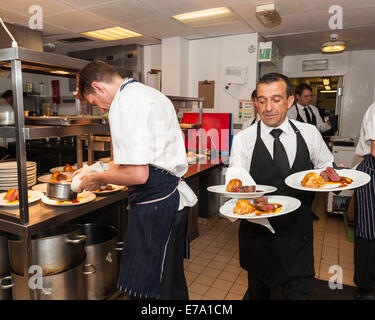 Brighton, East Sussex, Regno Unito. 10 Settembre, 2014. Servire lombo di cervo di essere accompagnato da Morellino di Scansano Bronzone, Marchese Mazzei. Lo chef Rob Carr crea un assaggio del gioco Cena in Hotel du Vin Brighton per BHFDF utilizzando locali di cacciagione da South Downs Cacciagione e selvaggina, Sussex formaggi da La Grotta a Fromage. Accompagnati da vini e alcolici dal Sussex produttori Ridgeview e Bolney Estates, Blackdown spiriti e Enotria. Credito: Julia Claxton/Alamy Live News Foto Stock